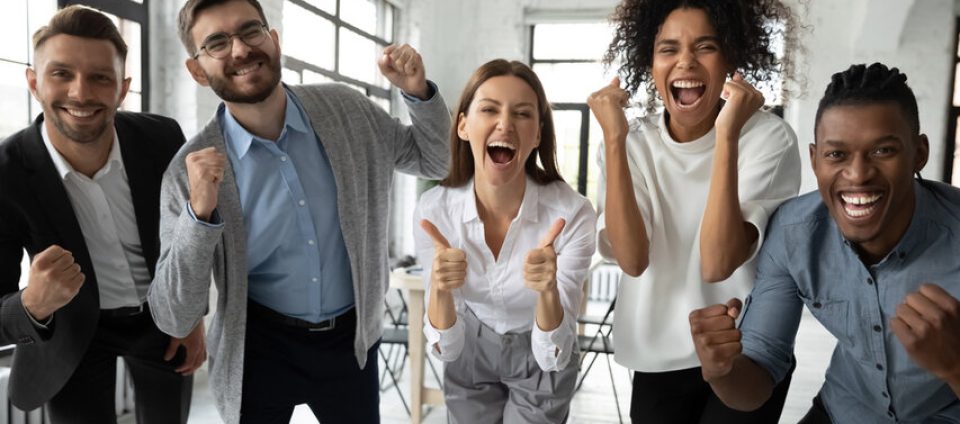 Millones de personas ya se están sumando a este movimiento que está redefiniendo la forma de generar ingresos en línea.